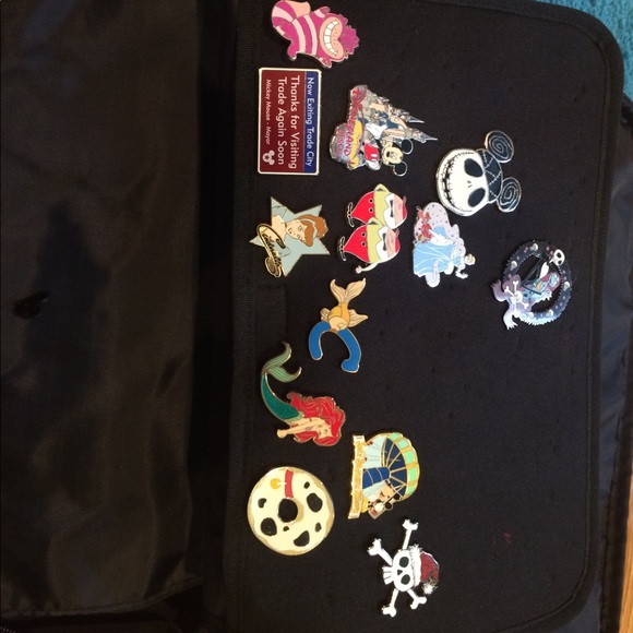 Disney Pins - Picture 3 of 8