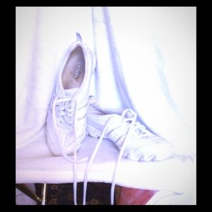 Skechers size 9 leather like shoes