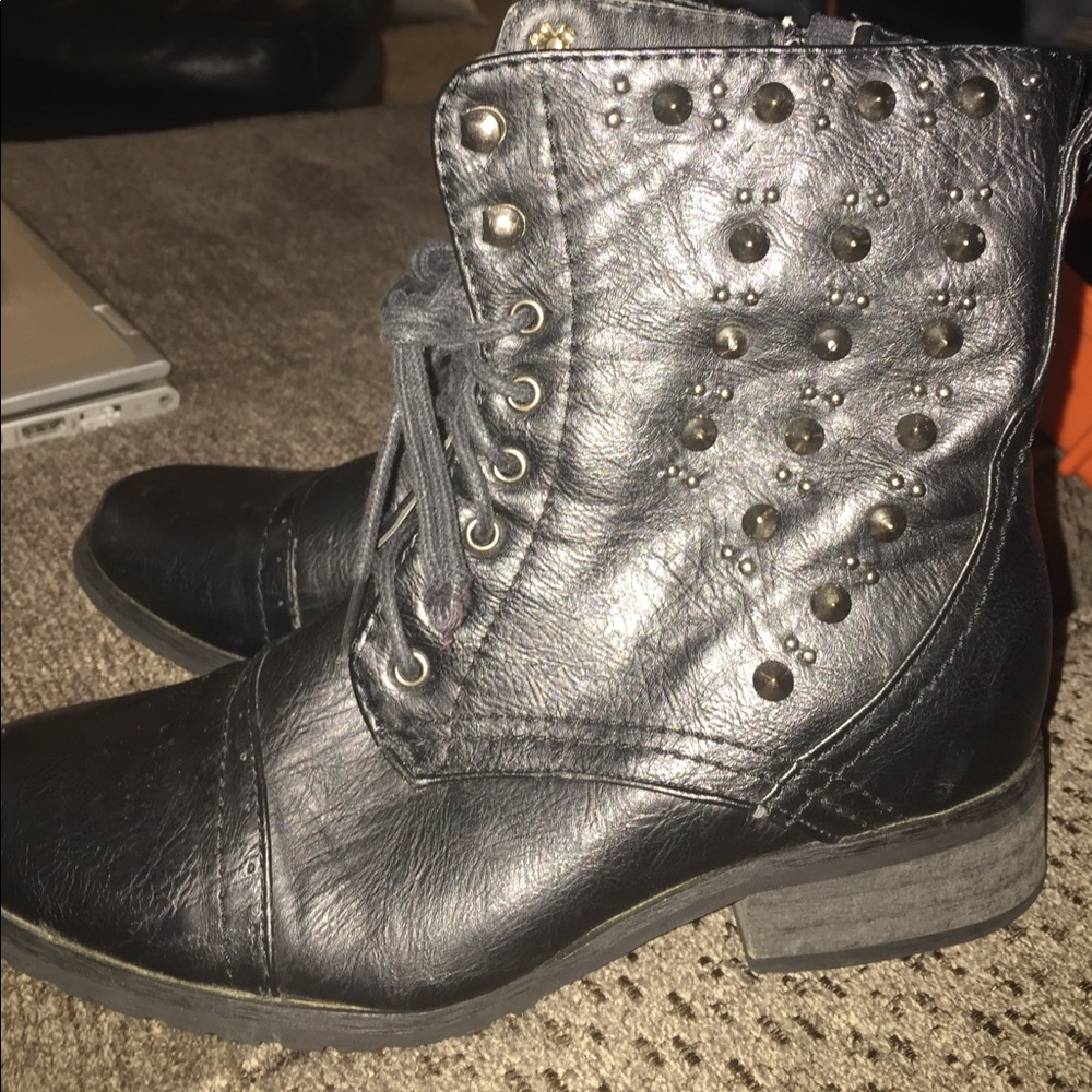 Black boots size  5 never worn!