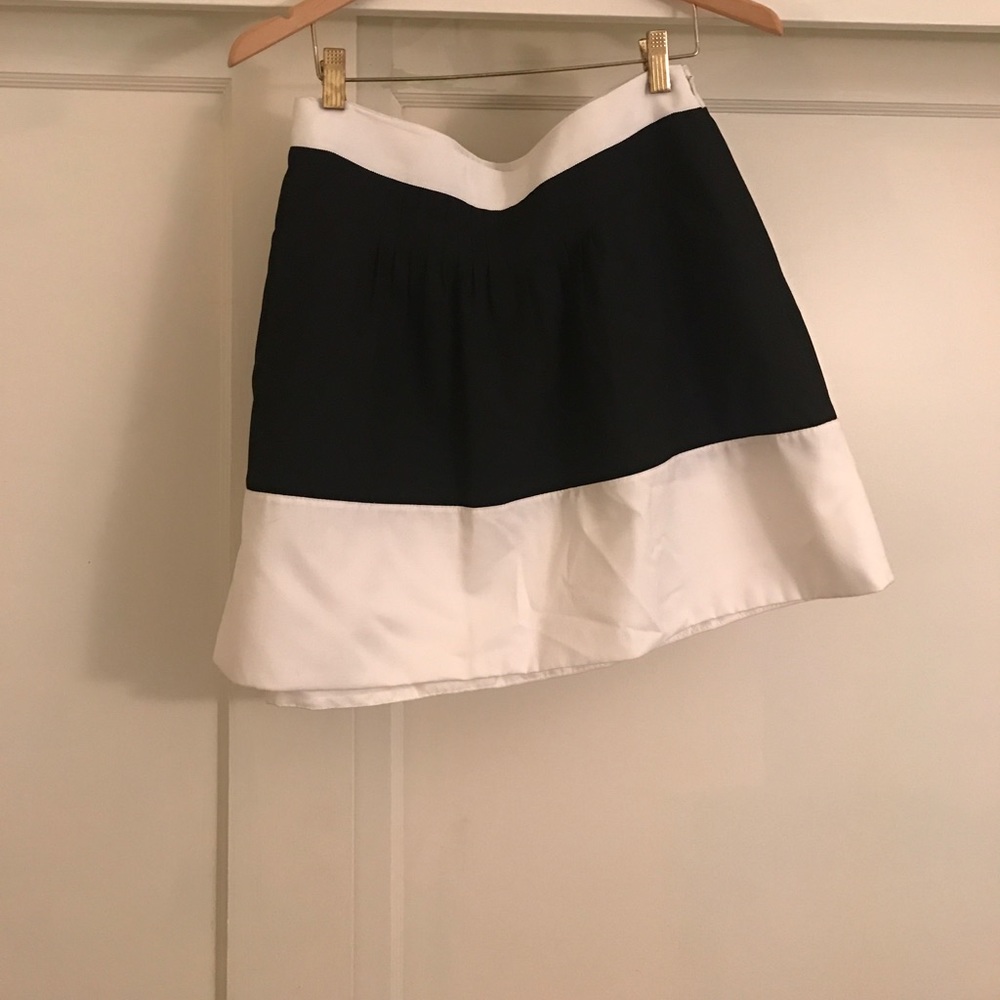 Black and white mini skirt!