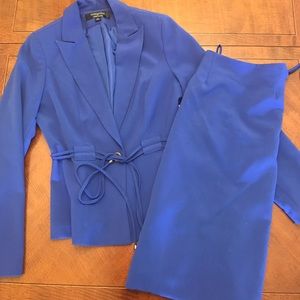 Size 4 Signature Larry Levine Blue Skirt Suit