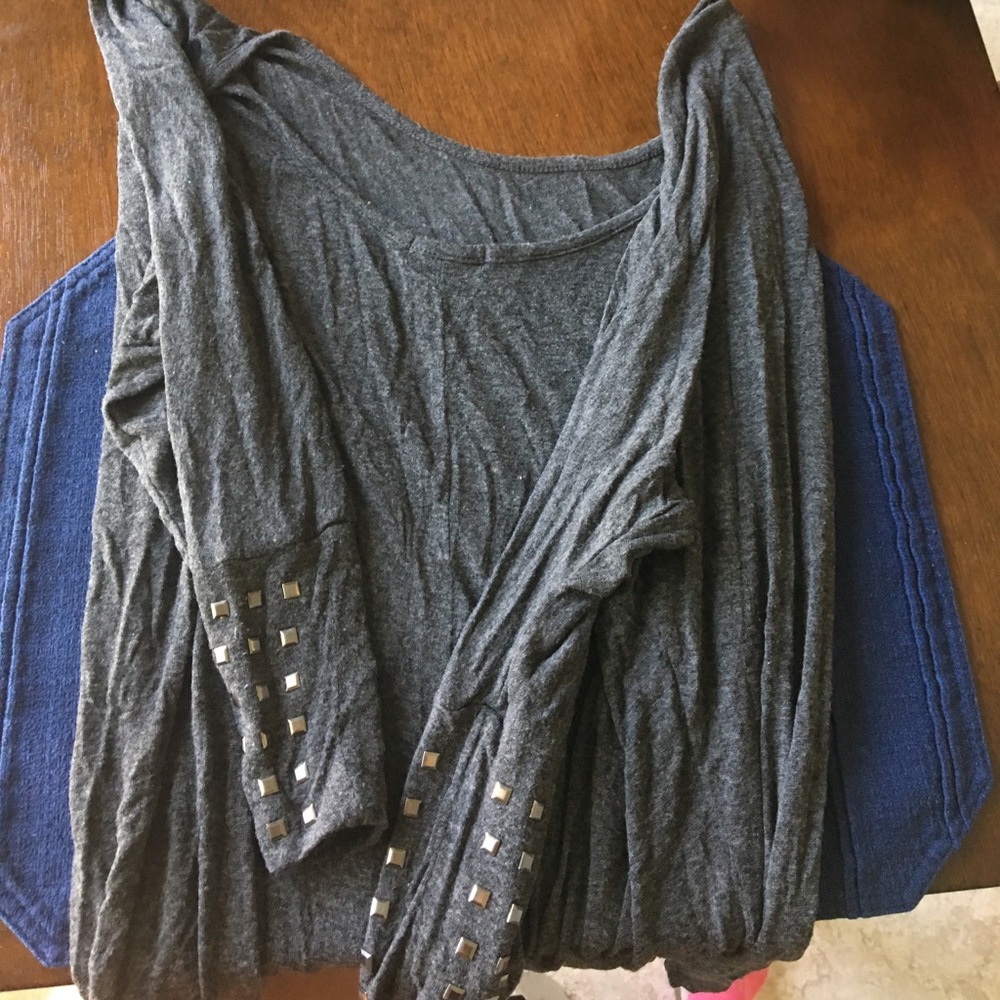 Flowy quarter sleeved shirt with studs on bottom