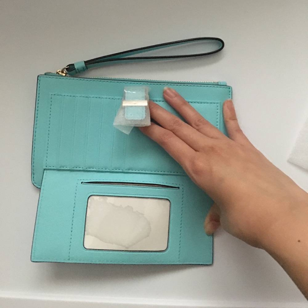 **MOVING SALE**Kate Spade Wristlet - Picture 3 of 3