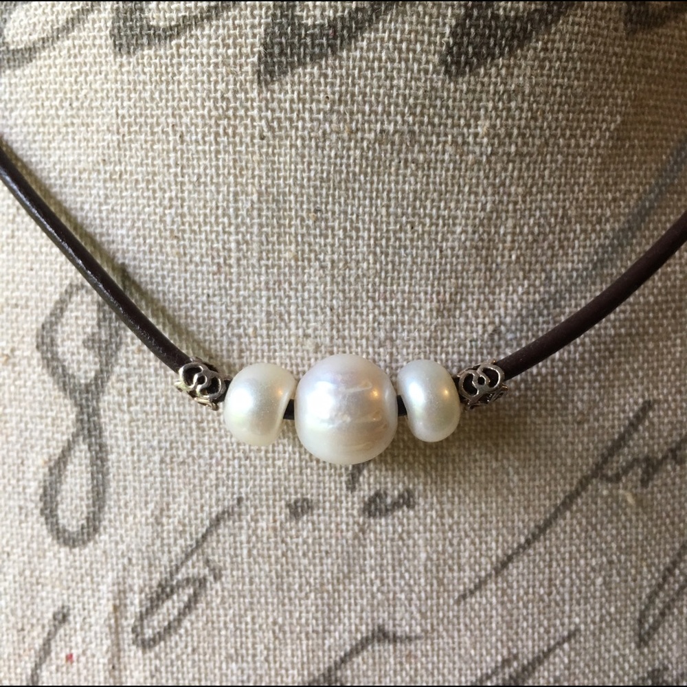Fresh water pearls on leather necklace. - Picture 2 of 3