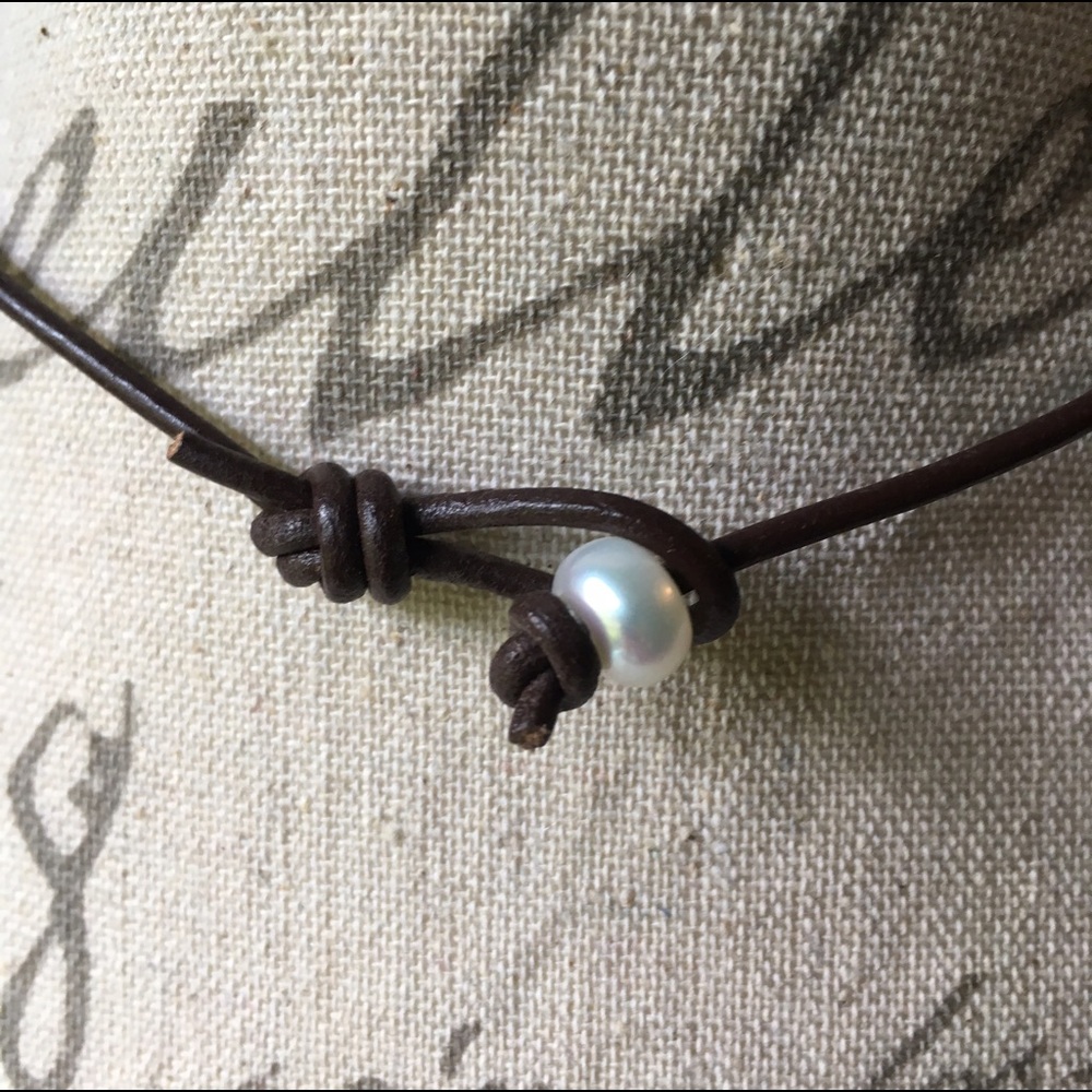 Fresh water pearls on leather necklace. - Picture 3 of 3