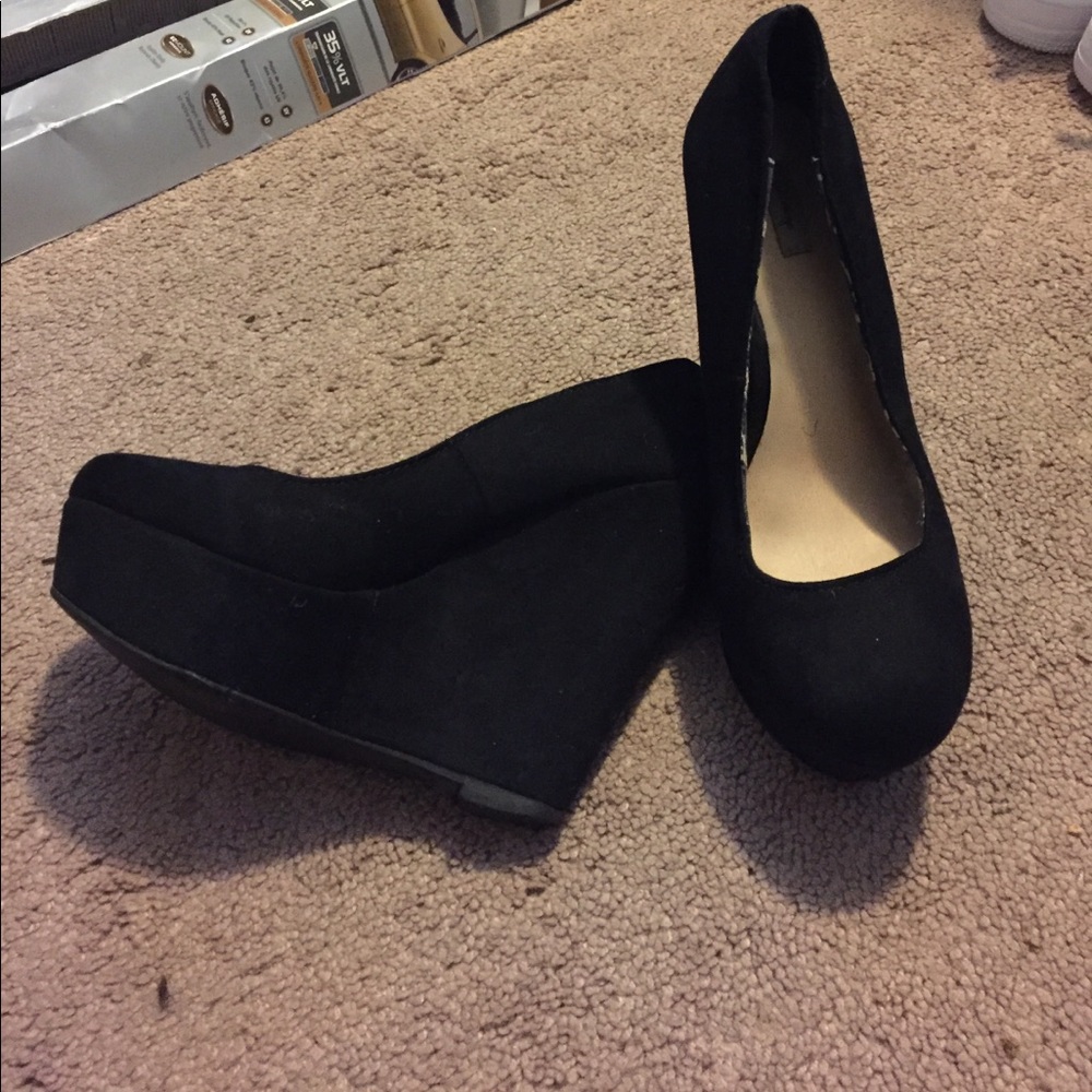 Black pumps