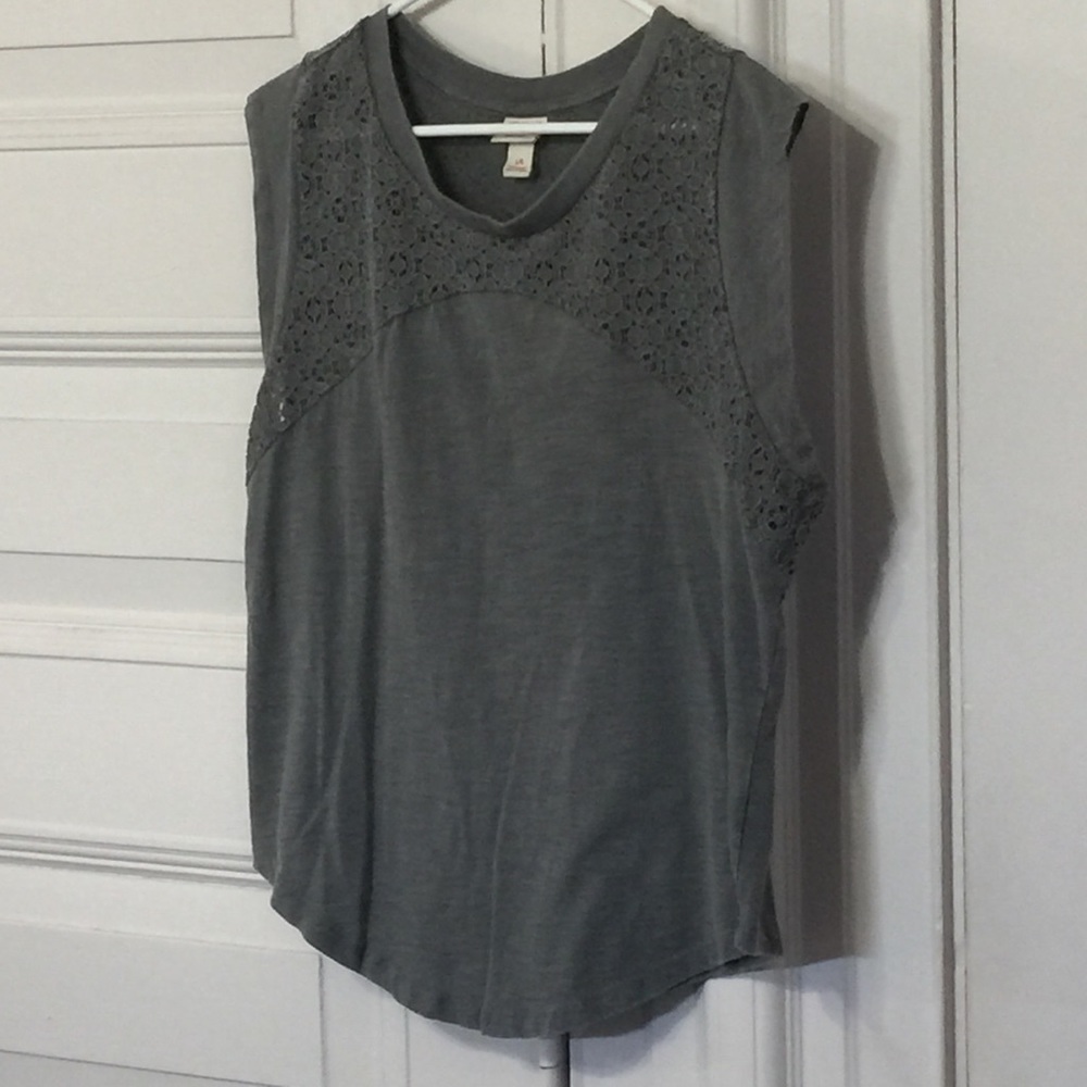 Sleeveless t-shirt with lace detail