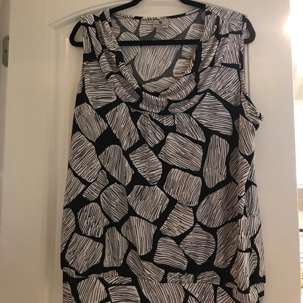 Scoop neck black and white top
