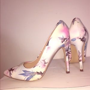 JustFab Women's Size 8.5 Floral Print Pumps