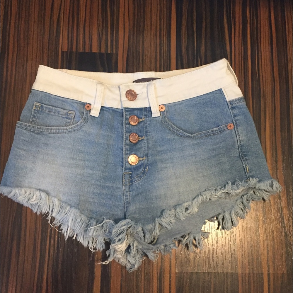 Kendall & Kylie High-Waisted denim/white shorts
