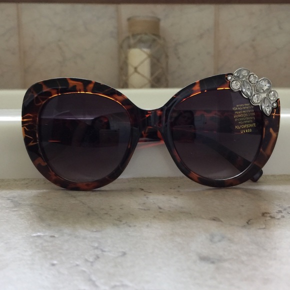 Rhinestone tortoise shell embellished sunglasses - Picture 2 of 2