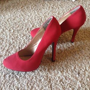 Size 8 red pumps