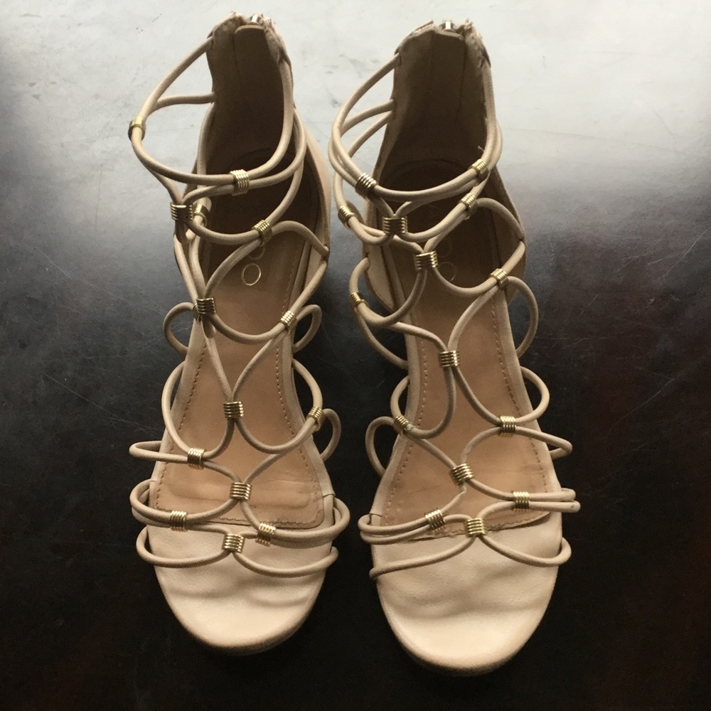 ALDO sandal cream/gold accents size 7. Small scuff