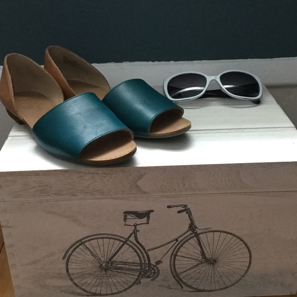 Latino Tan and Teal Open Toe Flats 8M