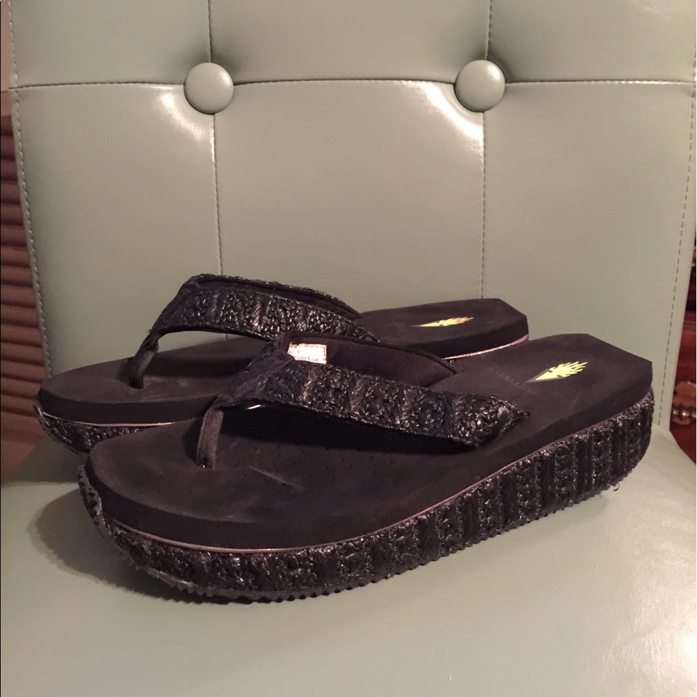 Women's Voltaire black flip flop sandals size 9