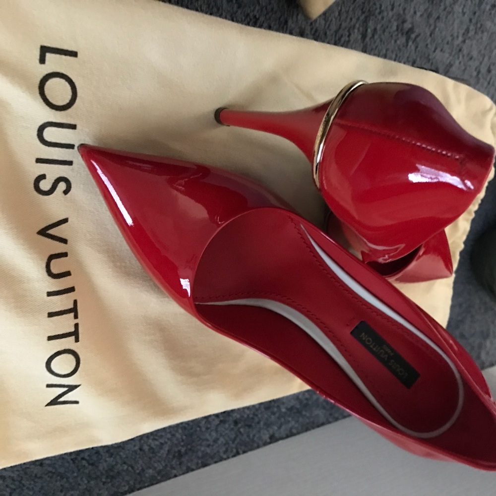 LV Red "eyeline" pumps