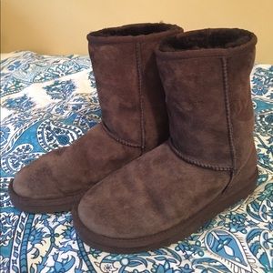 *Brown Classic Short Uggs