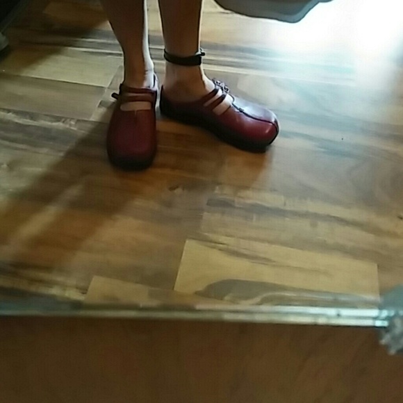 VGUC Red Earth Shoes - Picture 4 of 4