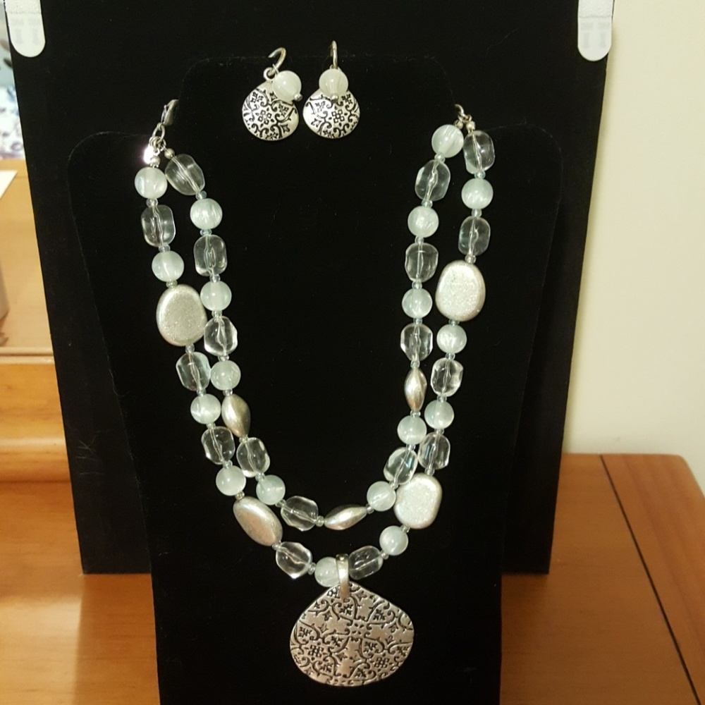 Premier designs necklace and earring set