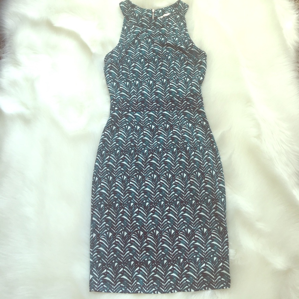 Fitted. Leaf patterned dress.