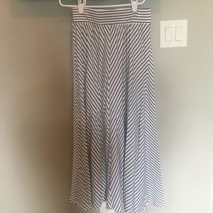 girls long navy and white skirt//