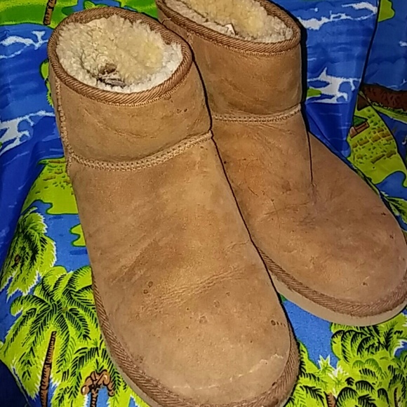 Short Ugg Boots - Picture 2 of 6