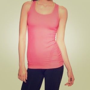 Gap fit motion neon pink tank