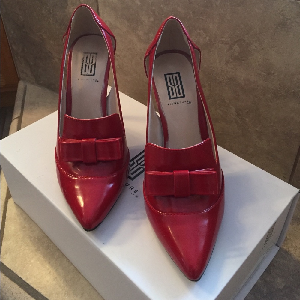 Red pumps