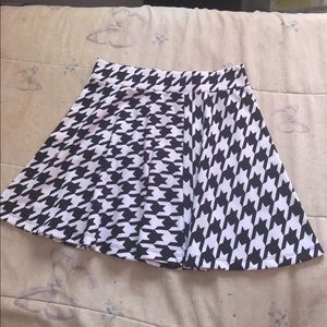 BLACKAND WHITE TOOTH HOUND SKATER SKIRT