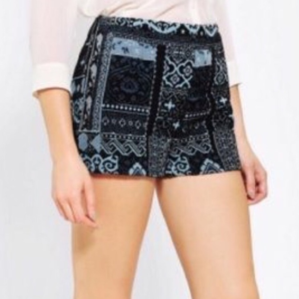 Ecoté Embroidered shorts