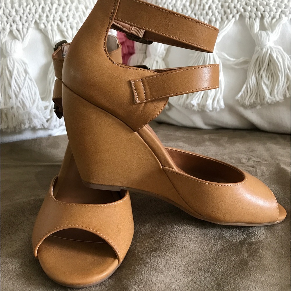 BNEW caramel wedge 7.5