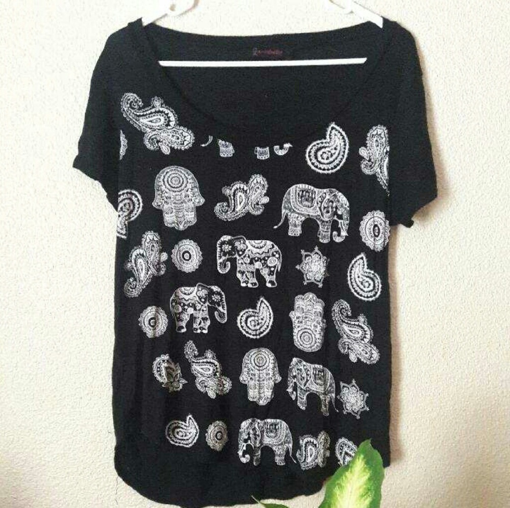 Black printed tee