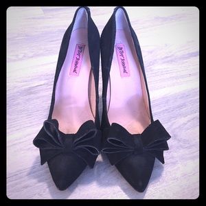 Betsey Johnson black suede bow pumps