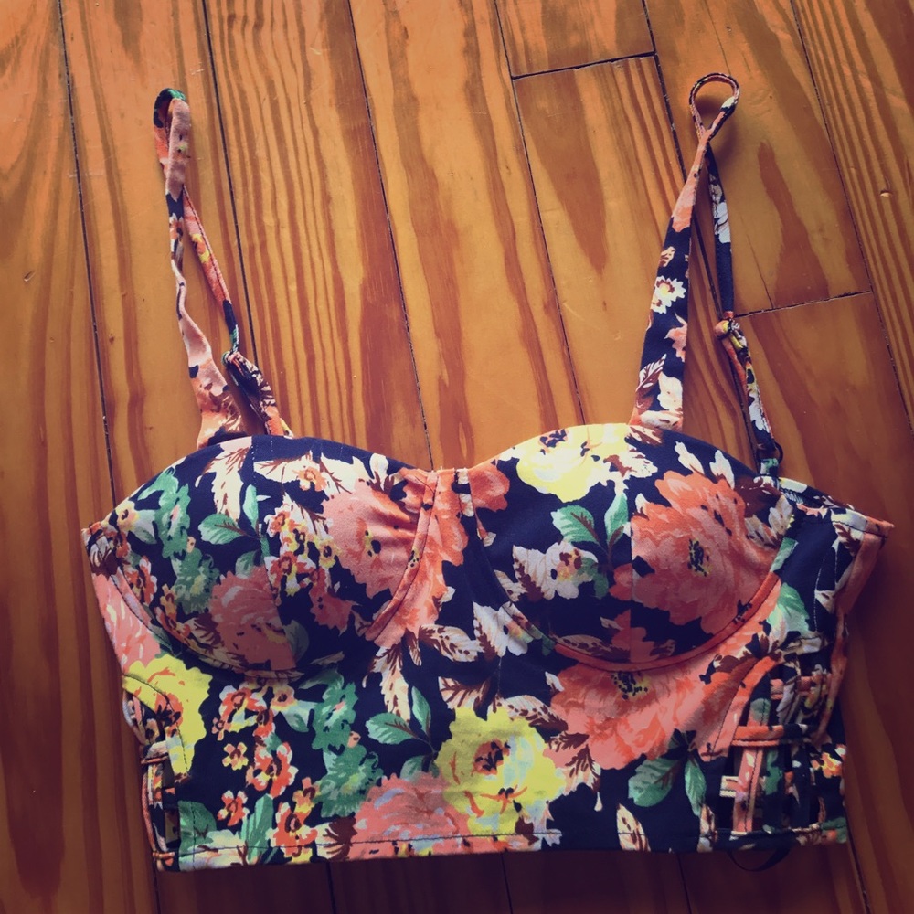 super cute floral crop top!