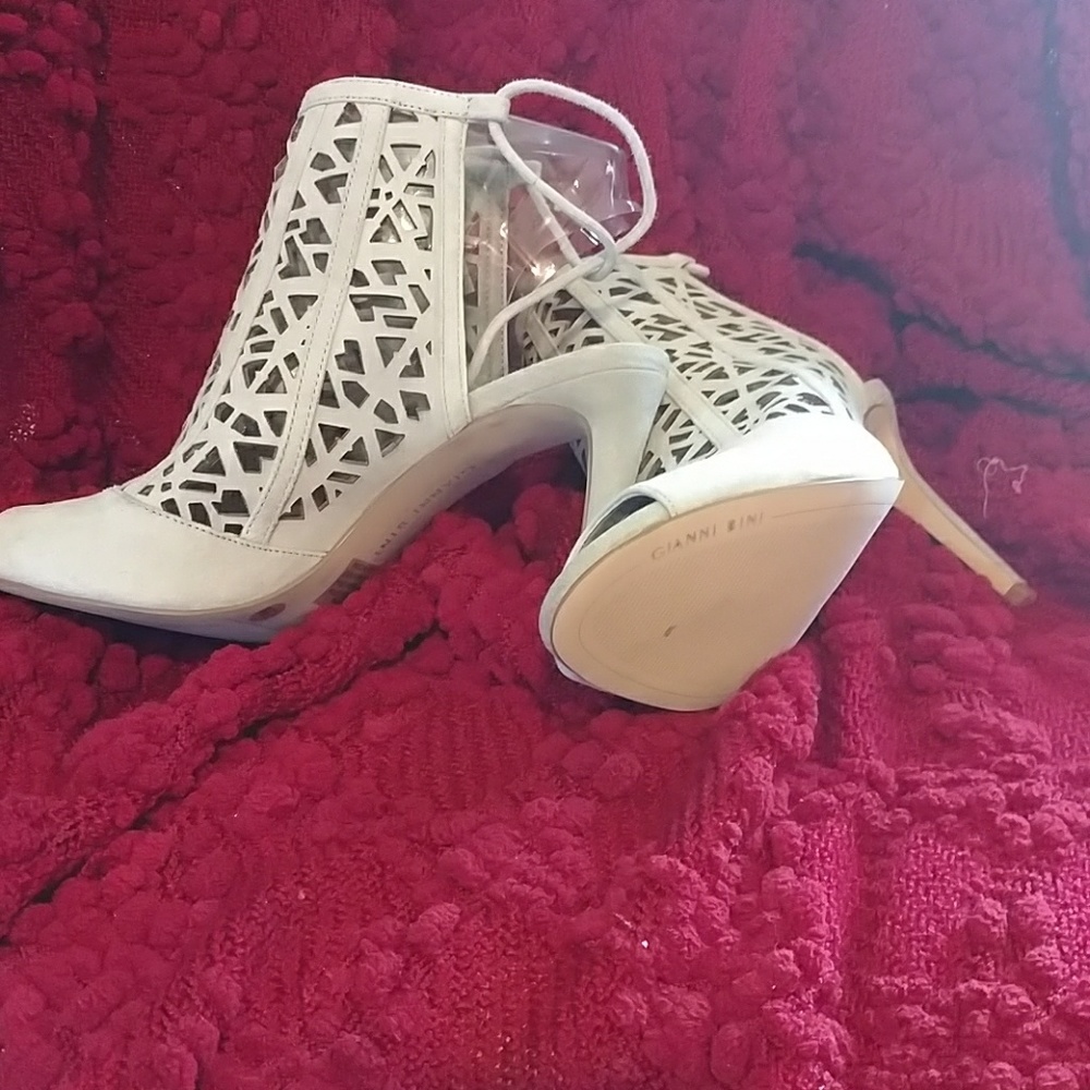 Brand new women's sandals!