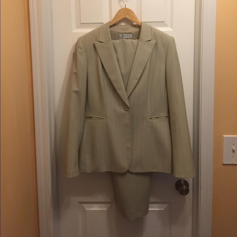 Tahari women's pant suit