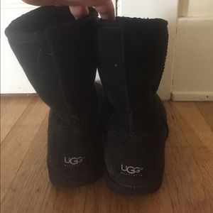 Black classic short uggs
