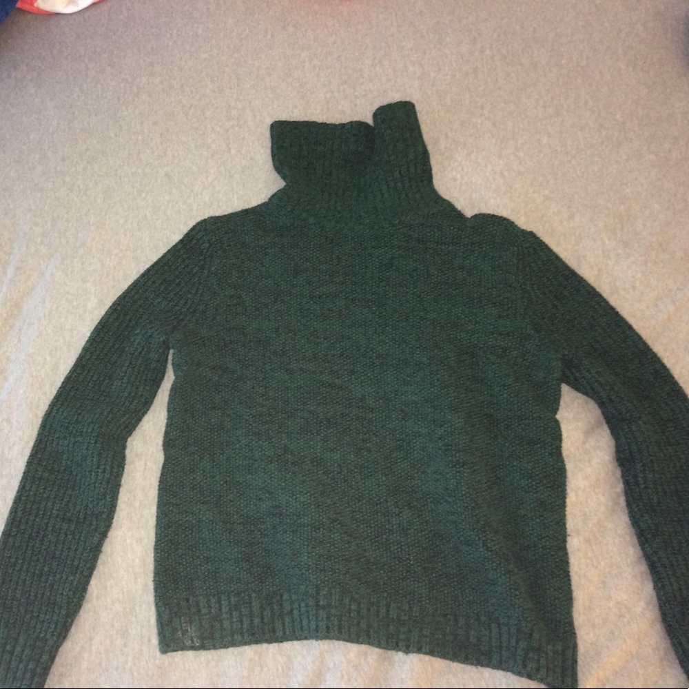 Dark Forrest green turtle neck sweater.