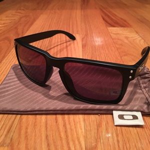 Black Oakley sunglasses w/brown drawstring case