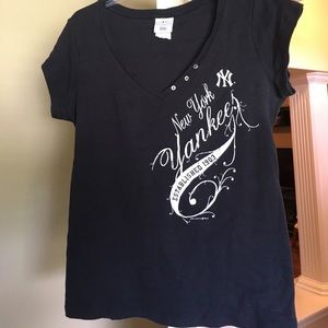 Fitted v neck Yankees Tee