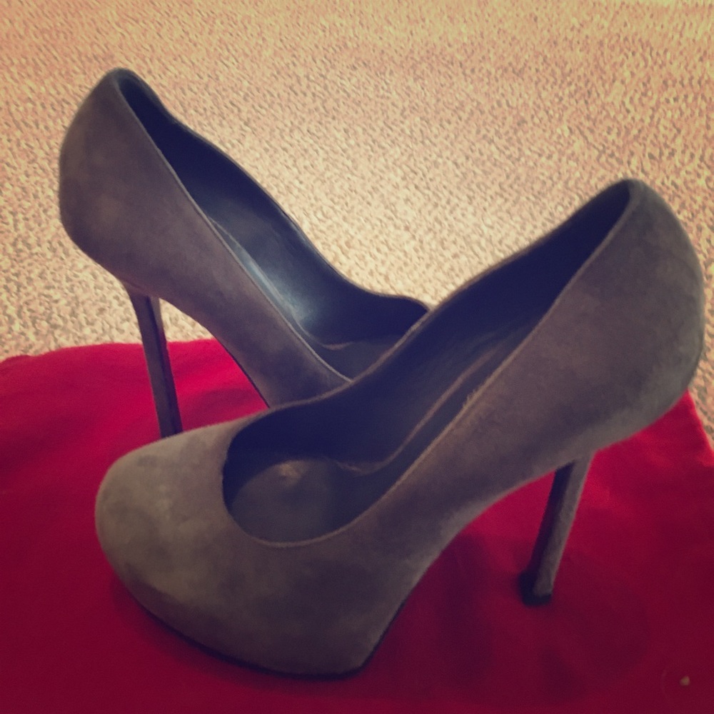 Yves Saint Laurent Gray Suede Pumps