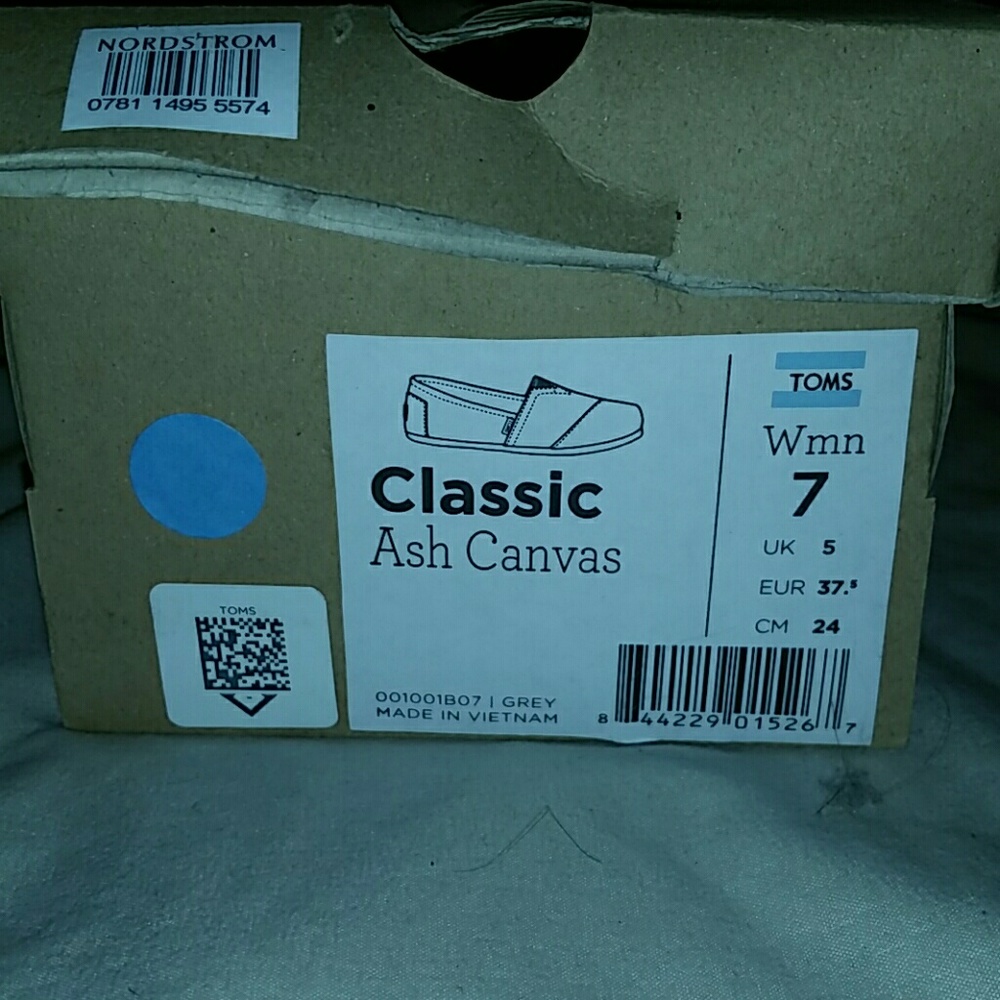 Brand new Toms sz 7w color grey comes in the box