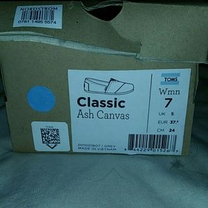 Brand new Toms sz 7w color grey comes in the box