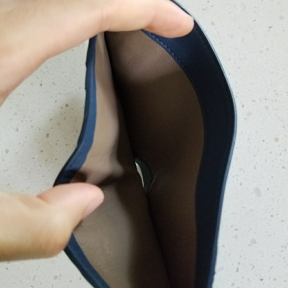 Bottega Veneta Blue Intrecciato Bi-Fold Wallet – THE CLOSET BRAND NEW UNUSED Bottega Veneta Bi-Fold Wallet