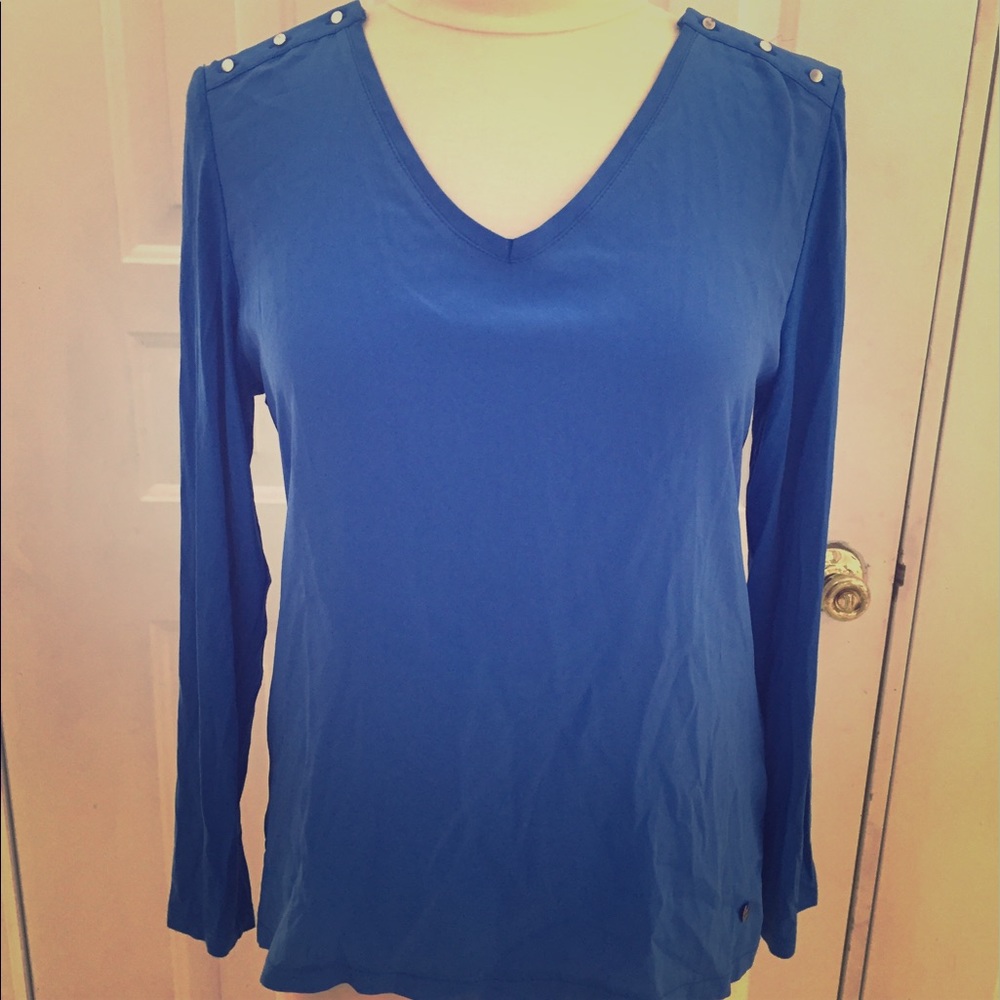 Mixed media v neck with buttons at shoulders