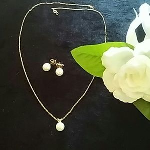 Dainty 14k Gold Pearl Necklace with Earrings