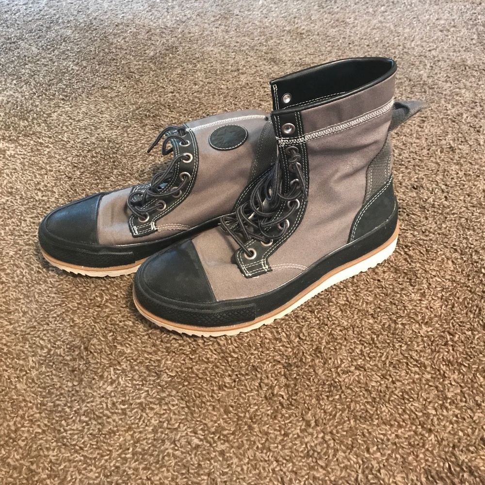 Converse boots 10 in men's and 11.5 in wo's