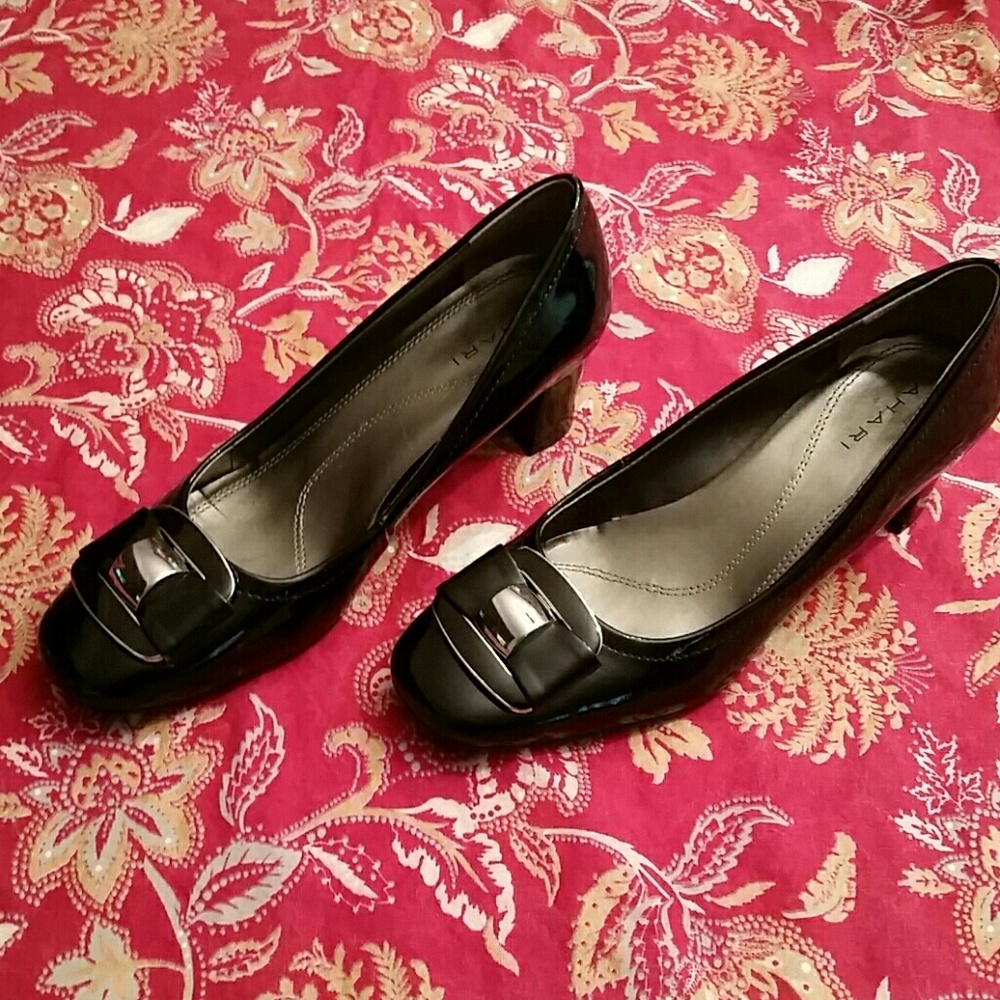 Taharii black paten leather with buckle