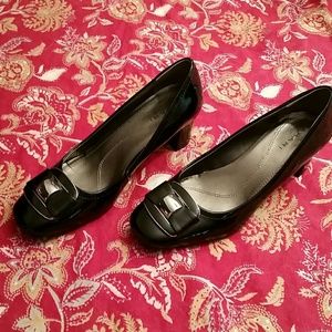 Taharii black paten leather with buckle