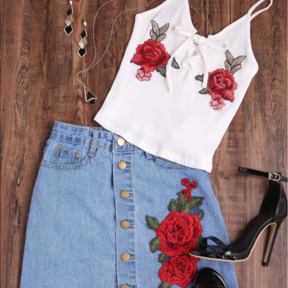 !!NEW ARRIVAL!!!White Rose Embroidered Tank - Picture 1 of 5